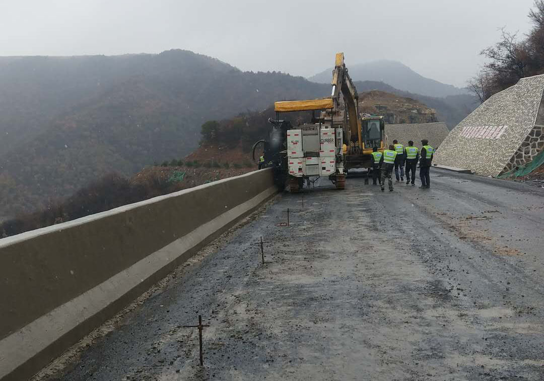 山西晉城G207國道防撞護欄滑模攤鋪工程.jpg